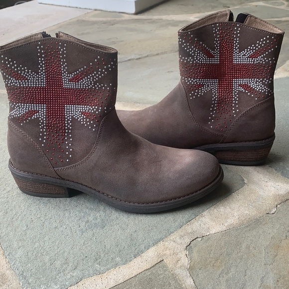 Short Western Style boots With Metallic Studs - Picture 1 of 9